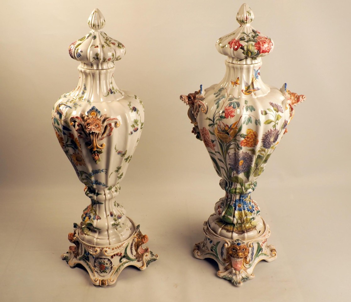 Парные декоративные вазы