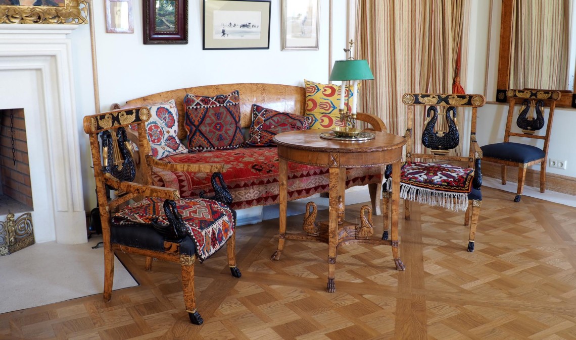 Русская мебель из тополя и карельской березы всегда выделялась своей аристократичностью среди всех других предметов обстановки.