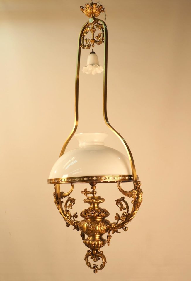 Лампа с белым стеклянным абажуром